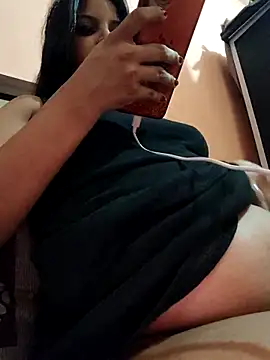 Snapshot of Maahhii_2 chatting on April 19, 10:14 am Maahhii 2 online show from April 19, 10:14 am