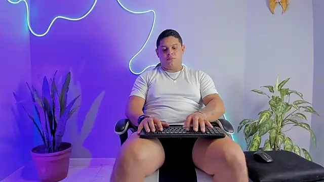 Snapshot of Maximus_Steel chatting on October 3, 11:07 am Maximus Steel online show from October 3, 11:07 am