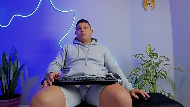 Snapshot of Maximus_Steel chatting on October 13, 11:10 am Maximus Steel online show from October 13, 11:10 am