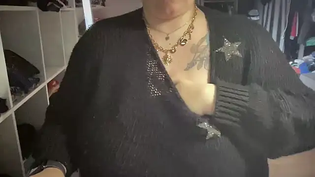 Snapshot of Bella_x69 chatting on October 28, 8:51 am Bella x69 online show from October 28, 8:51 am