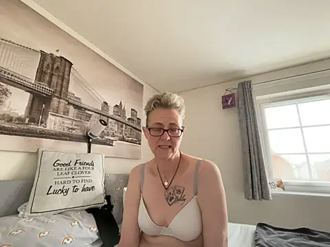 Curvy-Jinx online show from April 15, 7:48 am