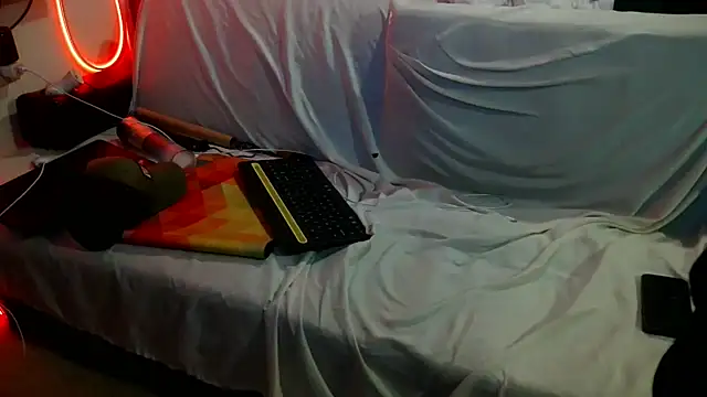 Luv2SuckBWC92 online show from October 25, 5:15 am