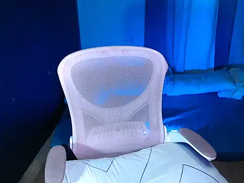 Snapshot of kiamiller_x chatting on January 17, 6:40 am kiamiller x online show from January 17, 6:40 am