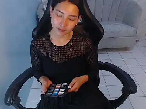Snapshot of victoria_hernandez_t_ chatting on May 1, 1:37 pm victoria hernandez t online show from May 1, 1:37 pm