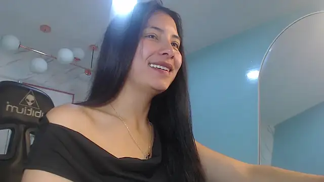 Snapshot of victoria_hernandez_t_ chatting on May 22, 1:06 pm victoria hernandez t online show from May 22, 1:06 pm