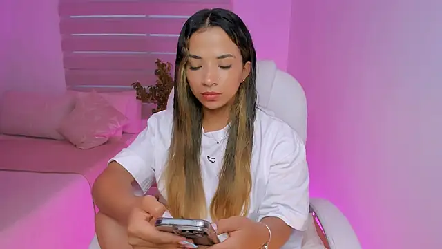 Snapshot of Chloe_Rain chatting on August 5, 11:17 pm Chloe Rain online show from August 5, 11:17 pm