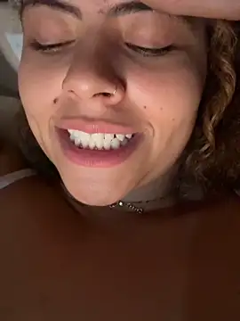 Chloe Leaozinho online show from May 15, 11:34 pm