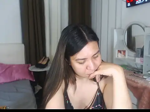 stellahugeX online show from April 8, 10:15 am