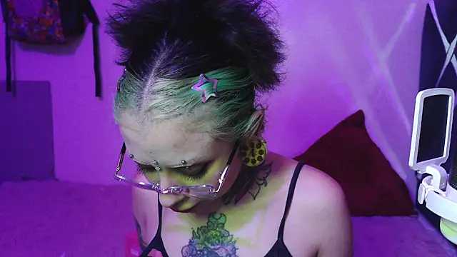 Snapshot of vainilla_doll chatting on May 10, 2:17 am vainilla doll online show from May 10, 2:17 am