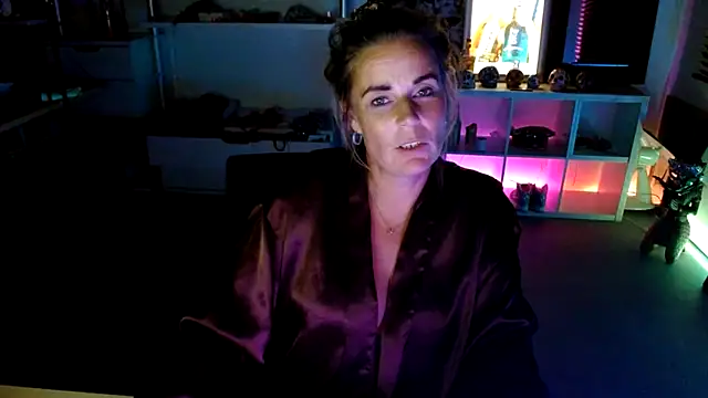 Snapshot of Mrs-Aurora chatting on October 5, 1:48 am Mrs-Aurora online show from October 5, 1:48 am