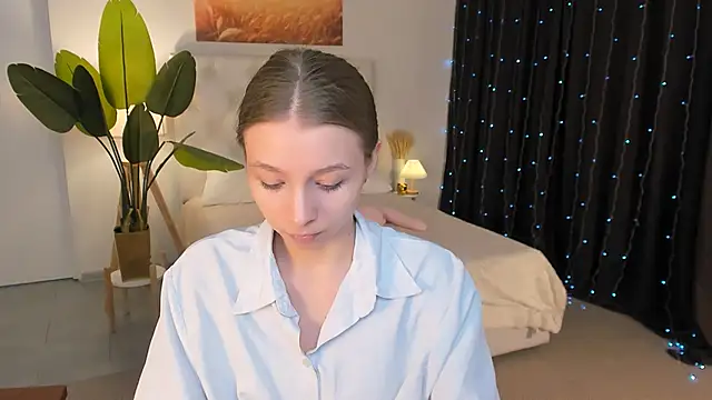 Snapshot of JulieDaniel chatting on April 22, 8:17 am JulieDaniel online show from April 22, 8:17 am