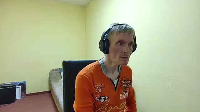 Snapshot of k74robert chatting on February 15, 12:40 am k74robert online show from February 15, 12:40 am