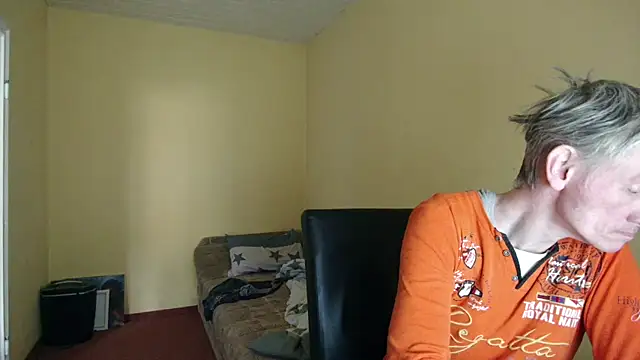 Snapshot of k74robert chatting on February 21, 9:32 am k74robert online show from February 21, 9:32 am