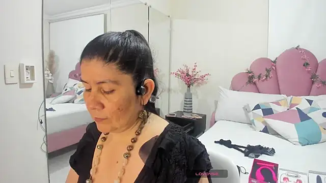 kiraGeiner online show from February 14, 6:04 pm