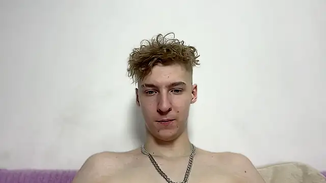 Snapshot of MrSexyCum4U chatting on February 12, 10:05 pm MrSexyCum4U online show from February 12, 10:05 pm