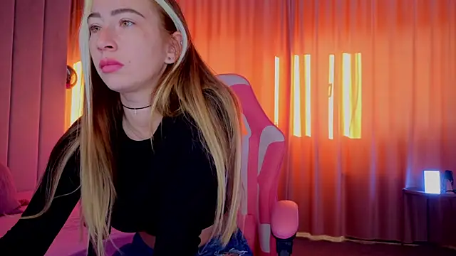 Reina Cummings online show from November 2, 7:00 am