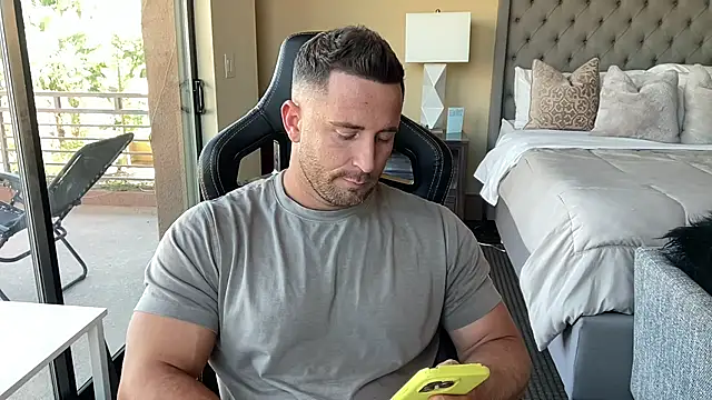 brettmycles28 online show from October 22, 9:14 pm