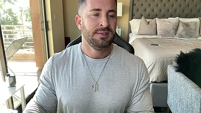 brettmycles28 online show from October 30, 5:57 pm