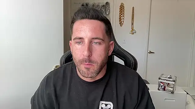 brettmycles28 online show from July 15, 6:24 pm