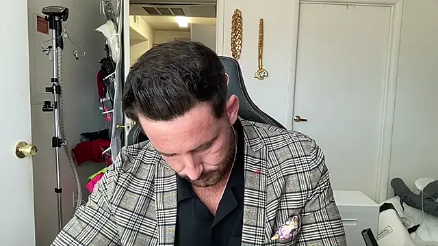 brettmycles28 online show from July 23, 6:39 pm