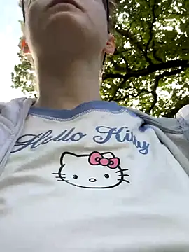 Snapshot of raen001 chatting on September 11, 7:52 am raen001 online show from September 11, 7:52 am