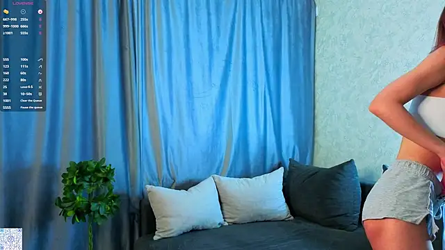 Snapshot of FloraNesli chatting on January 15, 6:29 am FloraNesli online show from January 15, 6:29 am