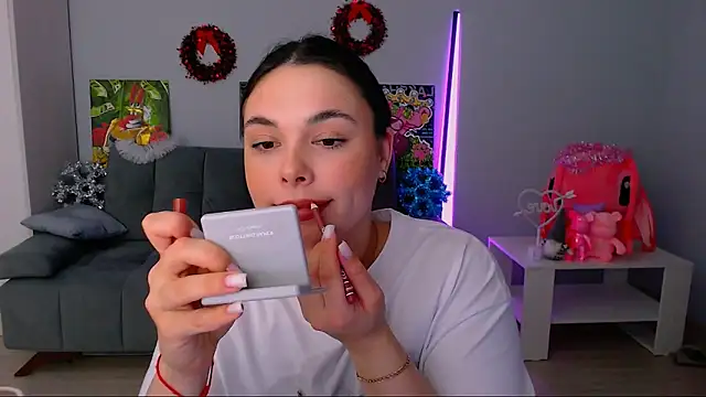 queenofthesense  online show from December 17, 9:26 am