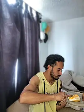 Snapshot of Andrusex100 chatting on April 5, 9:01 pm Andrusex100 online show from April 5, 9:01 pm