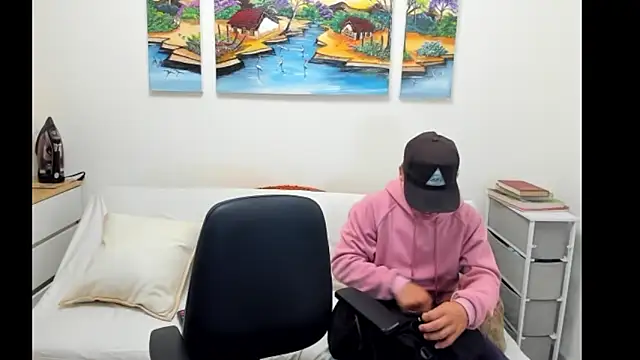 Snapshot of alex-golden chatting on September 18, 1:35 pm alex-golden online show from September 18, 1:35 pm