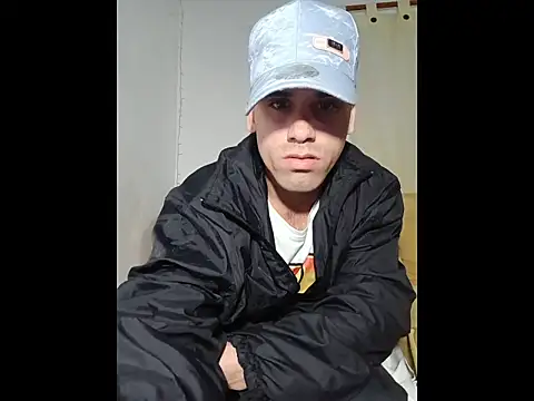 Snapshot of alex-golden chatting on December 22, 2:08 am alex-golden online show from December 22, 2:08 am