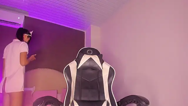  Kendall 19 online show from April 6, 7:48 pm