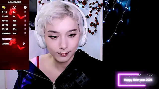 Snapshot of SophieAsh chatting on December 15, 11:31 pm SophieAsh online show from December 15, 11:31 pm