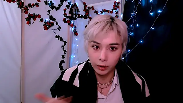 Snapshot of SophieAsh chatting on January 14, 7:19 pm SophieAsh online show from January 14, 7:19 pm