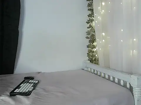 Snapshot of lishainparis18 chatting on September 27, 4:34 pm lishainparis18 online show from September 27, 4:34 pm