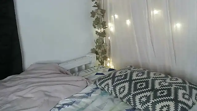 Snapshot of lishainparis18 chatting on October 7, 8:22 am lishainparis18 online show from October 7, 8:22 am