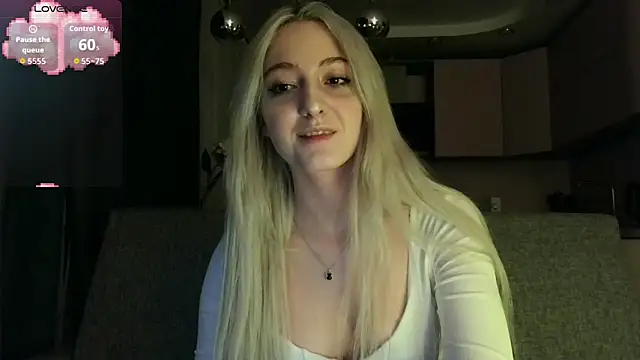 Snapshot of white_liillyy chatting on October 5, 7:45 pm white liillyy online show from October 5, 7:45 pm