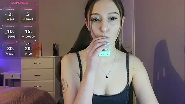 Snapshot of white_liillyy chatting on April 8, 10:21 pm white liillyy online show from April 8, 10:21 pm