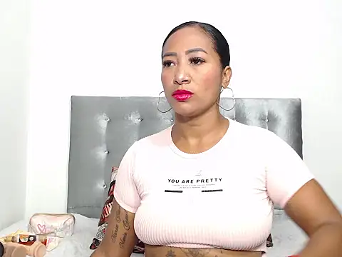 Snapshot of Luxuryebony69 chatting on March 2, 2:02 pm Luxuryebony69 online show from March 2, 2:02 pm