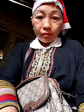 Snapshot of Exembin chatting on October 15, 6:24 am Exembin online show from October 15, 6:24 am