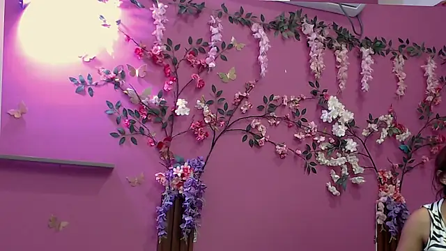 Snapshot of skinnybarbie022 chatting on January 19, 12:03 am skinnybarbie022 online show from January 19, 12:03 am