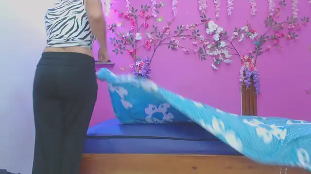 Snapshot of skinnybarbie022 chatting on February 1, 12:31 am skinnybarbie022 online show from February 1, 12:31 am