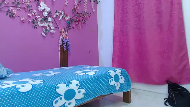 Snapshot of skinnybarbie022 chatting on February 3, 1:04 am skinnybarbie022 online show from February 3, 1:04 am