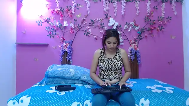 Snapshot of skinnybarbie022 chatting on February 6, 2:49 am skinnybarbie022 online show from February 6, 2:49 am