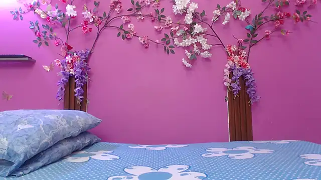 Snapshot of skinnybarbie022 chatting on February 9, 12:14 am skinnybarbie022 online show from February 9, 12:14 am