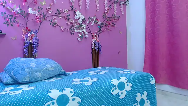 Snapshot of skinnybarbie022 chatting on February 10, 12:15 am skinnybarbie022 online show from February 10, 12:15 am