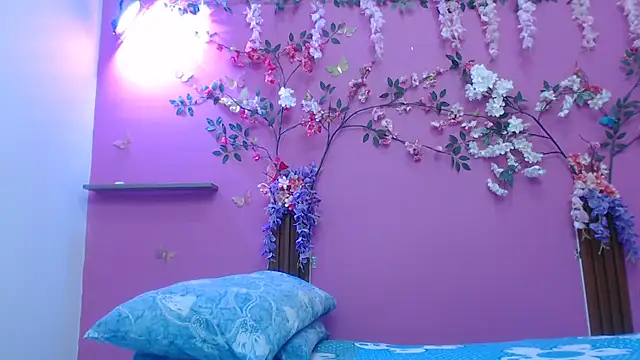 Snapshot of skinnybarbie022 chatting on February 13, 1:01 am skinnybarbie022 online show from February 13, 1:01 am