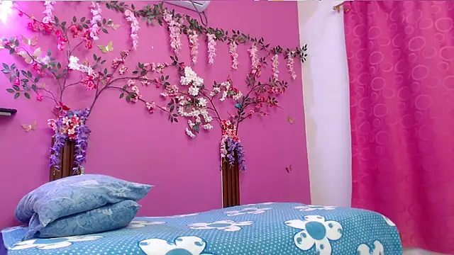 Snapshot of skinnybarbie022 chatting on February 26, 1:04 am skinnybarbie022 online show from February 26, 1:04 am