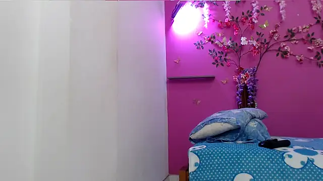 Snapshot of skinnybarbie022 chatting on March 1, 12:34 am skinnybarbie022 online show from March 1, 12:34 am