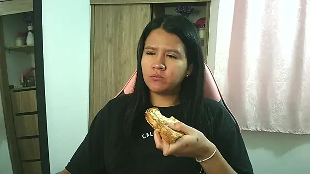 Oliviawatson1 online show from November 20, 1:00 pm