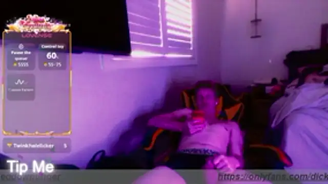 Snapshot of OFFICAL_DICKEDDOWNUNDER chatting on April 12, 8:30 am OFFICAL DICKEDDOWNUNDER online show from April 12, 8:30 am